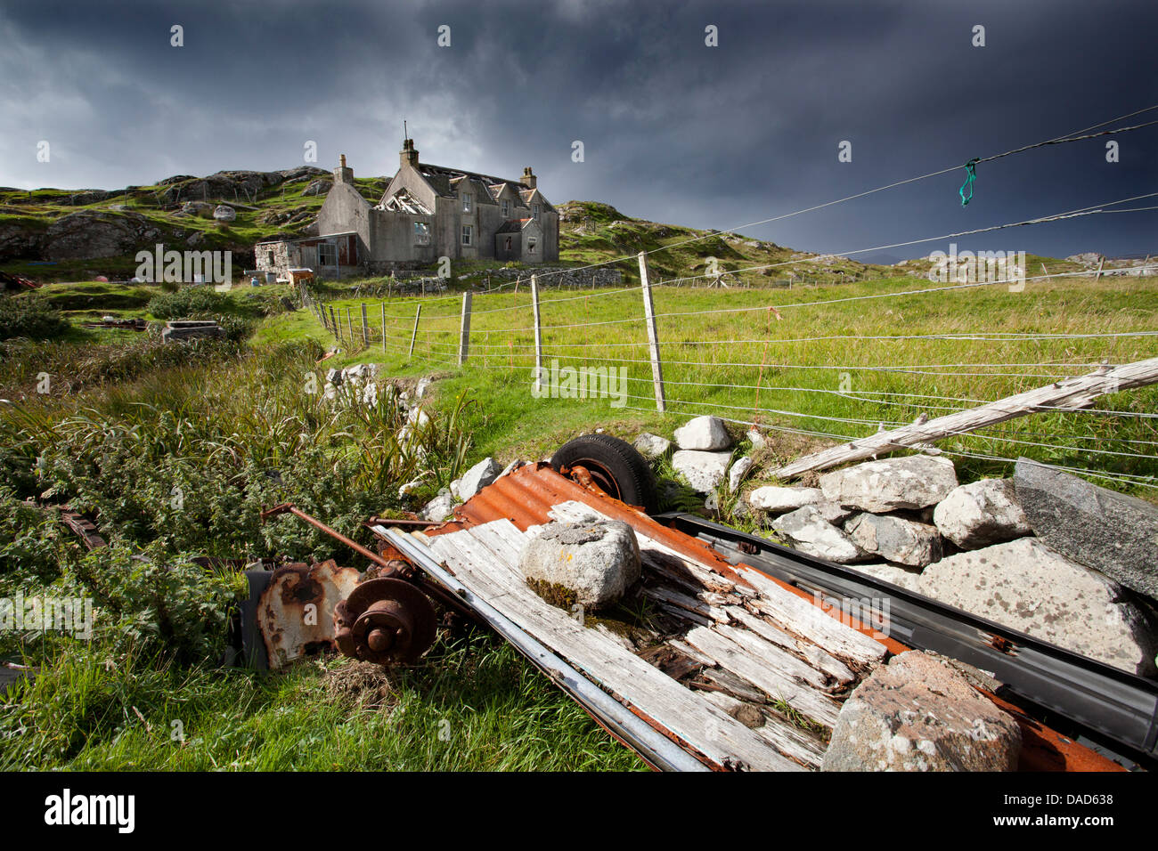 Abbandonato croft sotto un cielo tempestoso nella township di Manish sulla costa est dell'Isola di Harris, Ebridi Esterne, Scozia Foto Stock