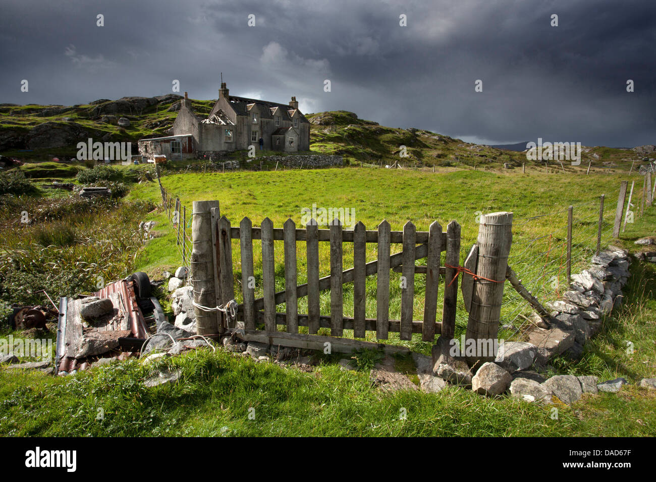 Abbandonato croft sotto un cielo tempestoso nella township di Manish sulla costa est dell'Isola di Harris, Ebridi Esterne, Scozia Foto Stock