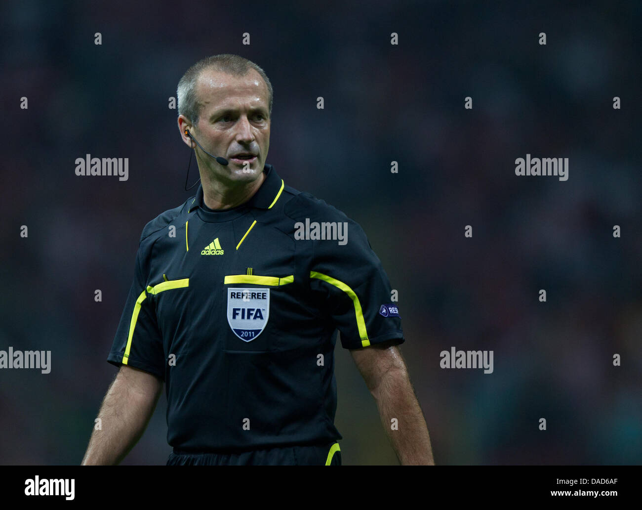 Arbitro Martin Atkinson durante l'EURO 2012 partita di qualificazione tra la Turchia e la Germania al Turk Telekom Arena di Istanbul, Turchia 07 ottobre 2011. Foto: Jens Wolf dpa Foto Stock