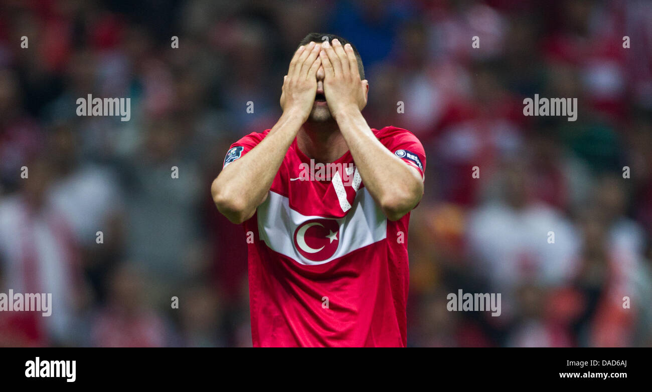 La Turchia Burak Yilmaz dopo l'EURO 2012 partita di qualificazione tra la Turchia e la Germania al Turk Telekom Arena di Istanbul, Turchia 07 ottobre 2011. Foto: Jens Wolf dpa Foto Stock