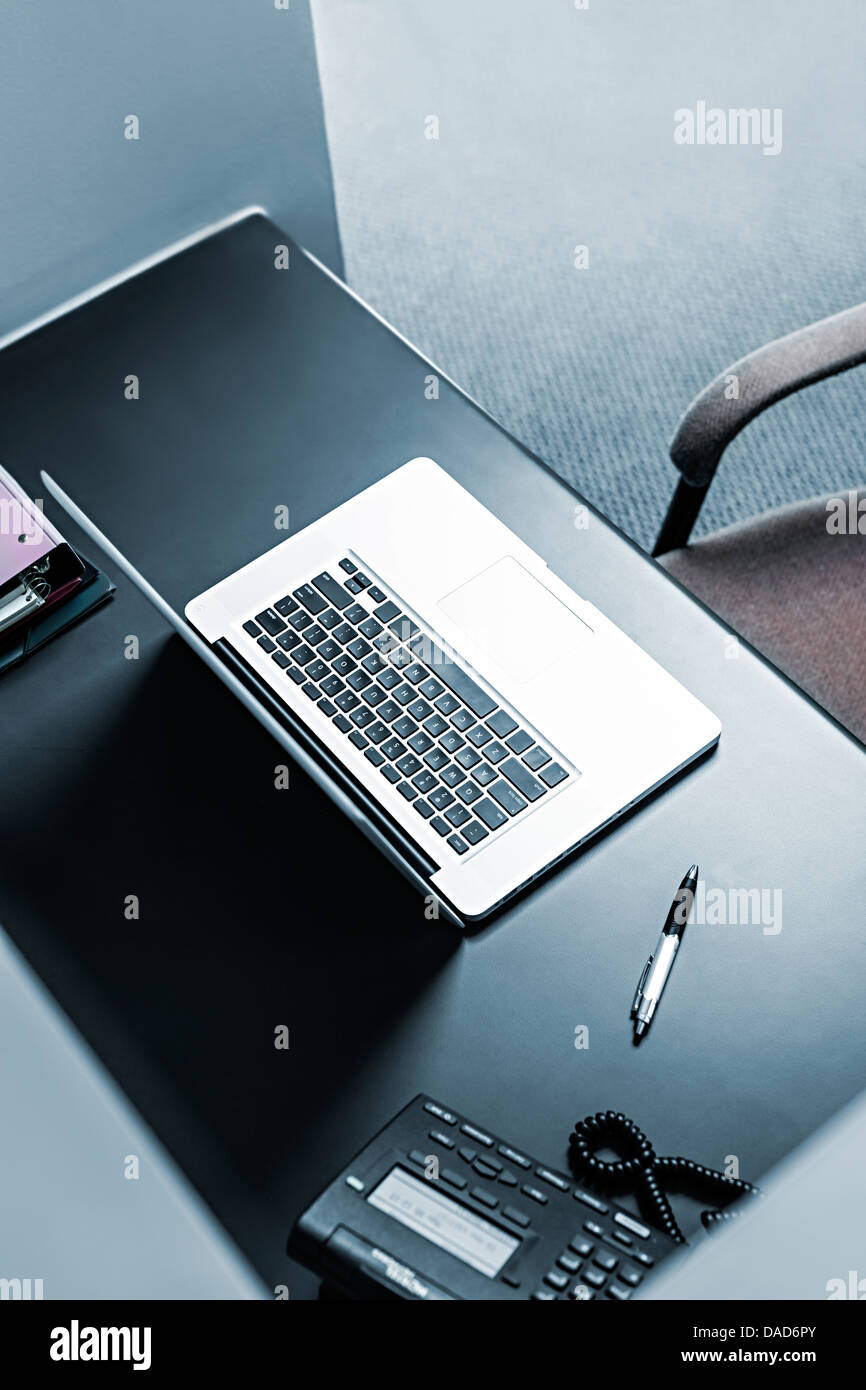 Workstation per ufficio con computer portatile, penna e telefono Foto Stock