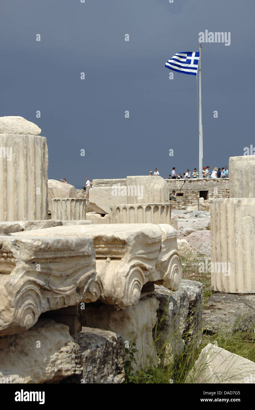 La Grecia. Atene. Circolare le rovine del tempio di Roma e Augusto. Sullo sfondo di bandiera greca. Acropoli di Atene. Foto Stock
