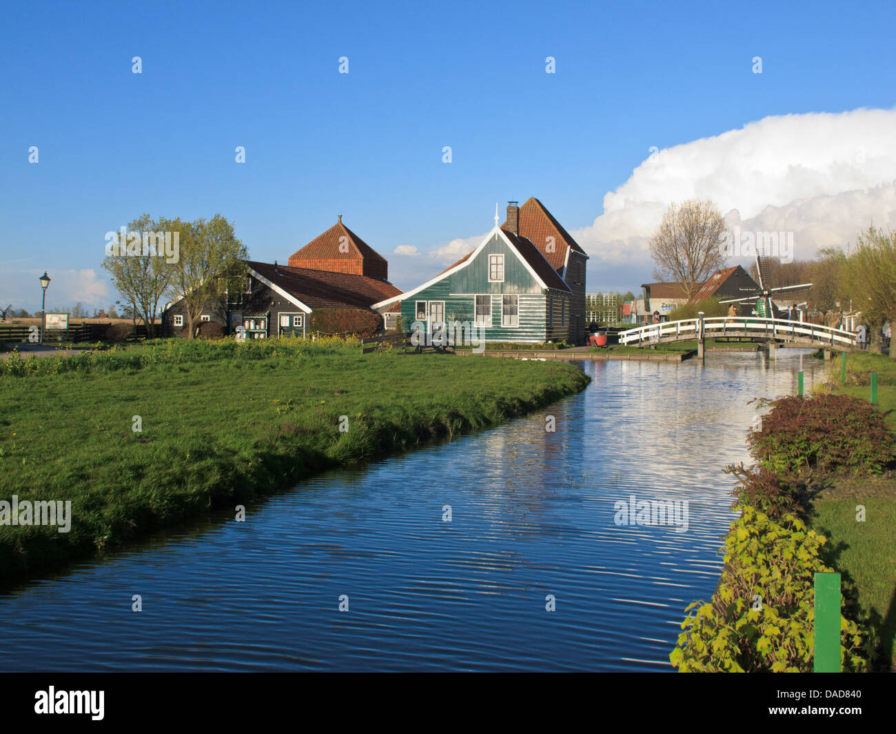 Uno dei canali nel villaggio di Zaanse Schans Foto Stock