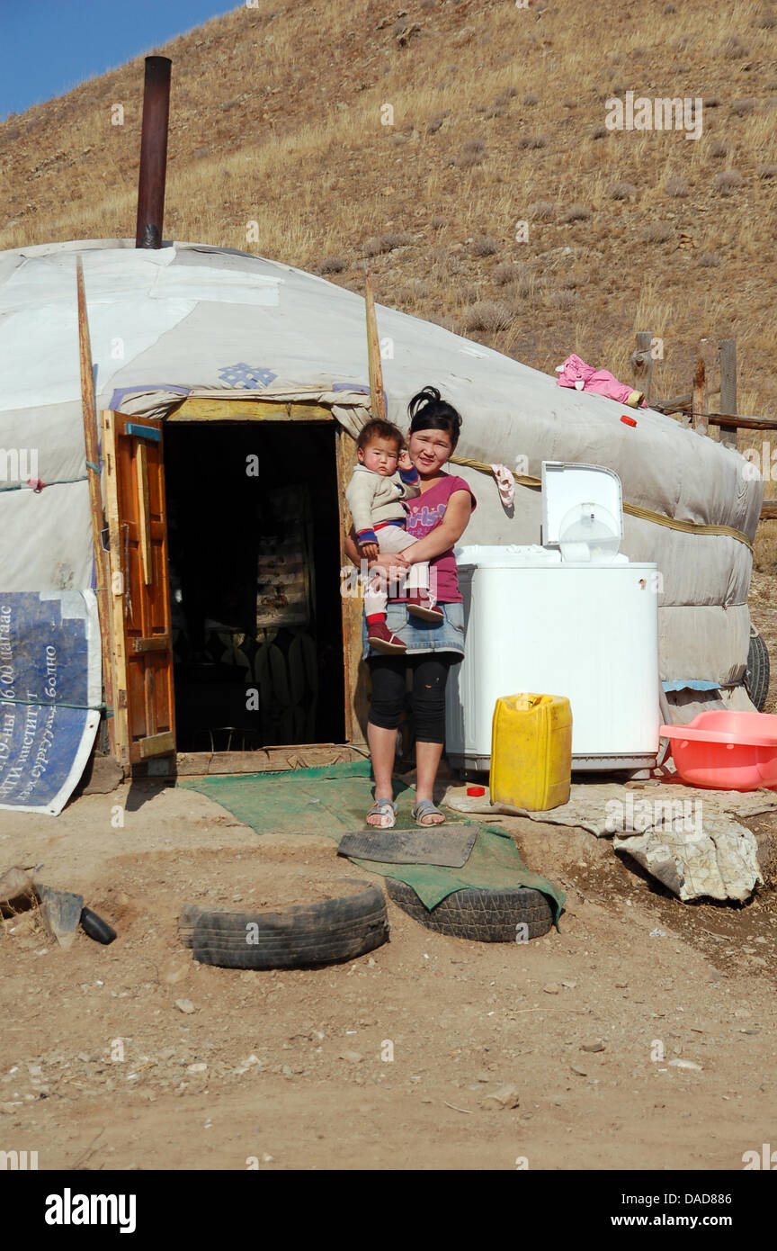 Questa povera famiglia vive in una jurt vicino a Ulan Bator, Mongolia, 06 ottobre 2011. Circa un terzo dei 2,7 milioni di mongoli vive al di sotto della soglia di povertà, secondo i dati ufficiali. Nonostante il boom economico, molti mongoli vivono in terribili circostanze, devono lavorare lavori dispari e vengono sfruttati. Si mette in dubbio che essi potranno mai partecipare nel loro paese la ricchezza di risorse naturali. D Foto Stock