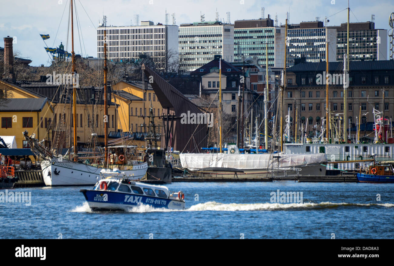 Un servizio di taxi-boat veli il porto di Stoccolma Svezia Foto Stock
