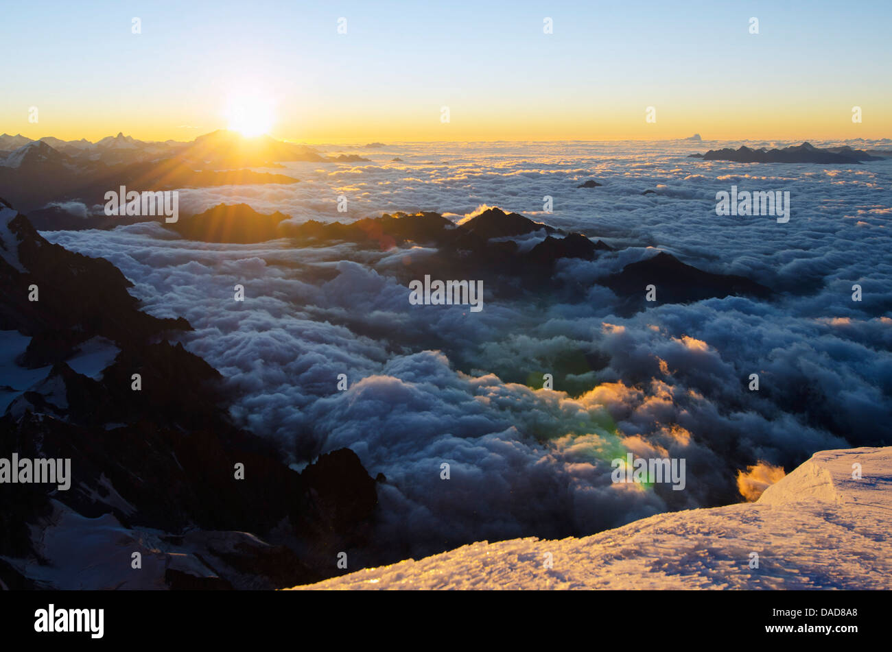 Alba dalla vetta del Mont Blanc, 4810m, Alta Savoia, sulle Alpi francesi, Francia, Europa Foto Stock