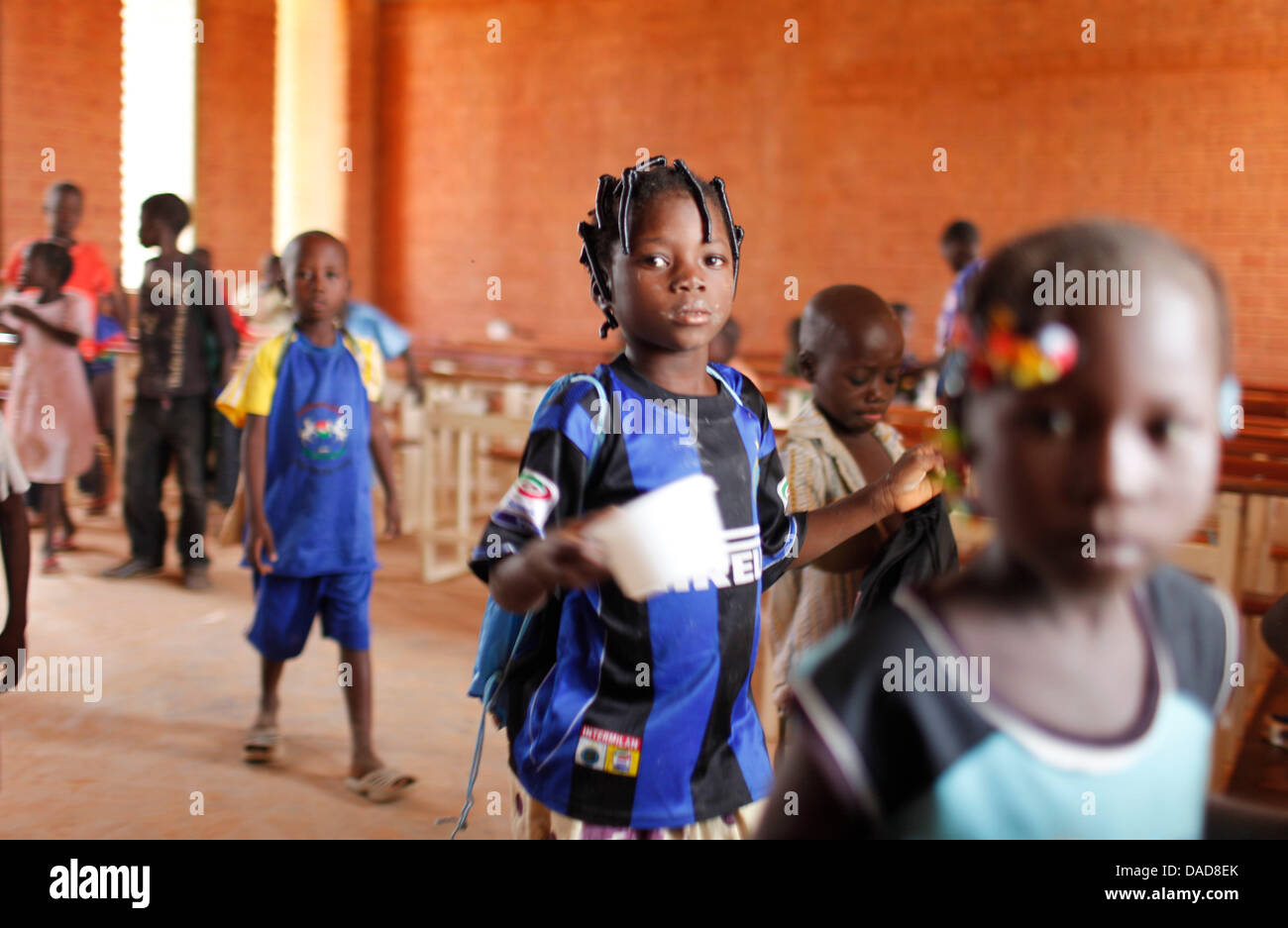 Bambini camminano per la loro pausa pranzo vicino la capitale Ouagadougou, Burkina Faso, 10 ottobre 2011. Dopo il villaggio di opera è stata aperta ufficialmente il 08 settembre 2011, i bambini da città vicine e villaggi sono istruiti e preso cura del. Un ospedale, un opera house e molti altri edifici deve seguire nel prossimo futuro. Foto: Florian Schuh Foto Stock