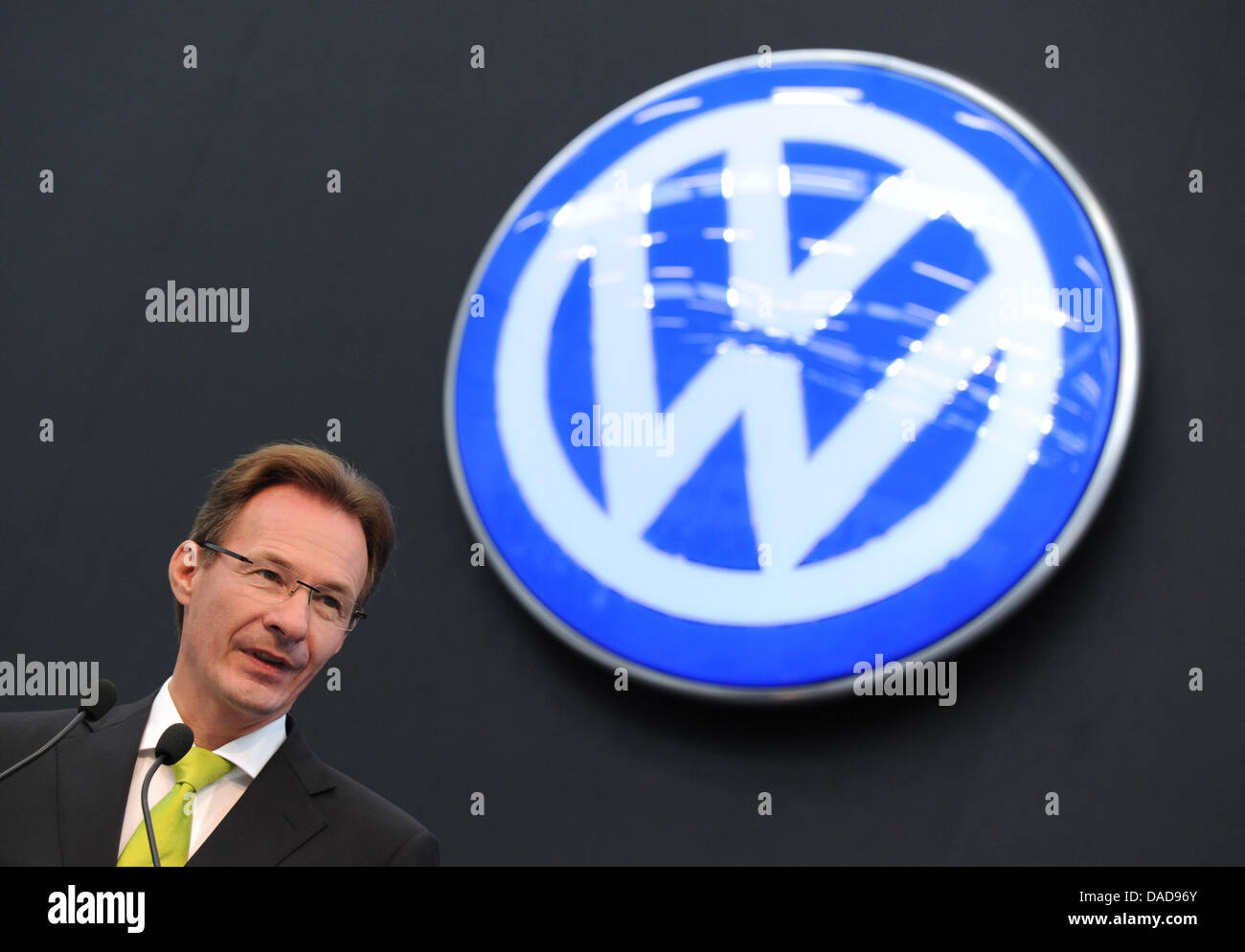 Membro del consiglio di amministrazione di Volkswagen, Michael Macht, parla alla fabbrica di Anchieta della Volkswagen in Sao Bernardo do Compo vicino a Sao Paulo, Brasile, 04 ottobre 2011. Foto: Julian Stratenschulte Foto Stock