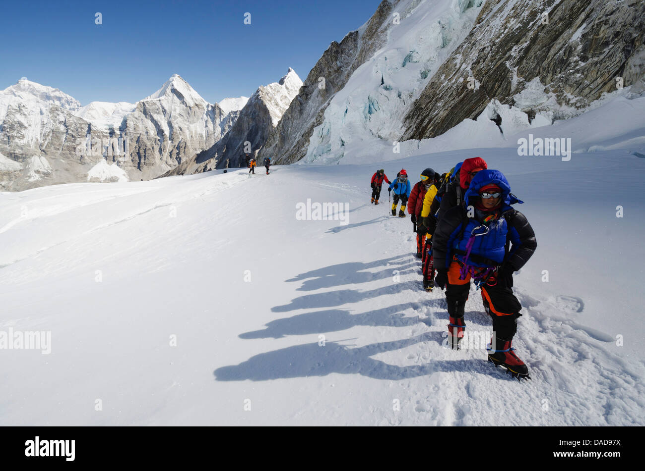 Gli alpinisti al campo 1 sul Monte Everest, Solu Khumbu Everest Regione, Parco Nazionale di Sagarmatha, sito UNESCO, Nepal Foto Stock