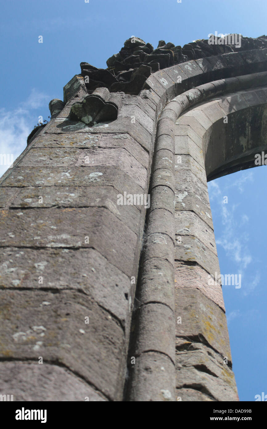 Pilastro di pietra a Llanthony Priory rovine, Monmouthshire Foto Stock