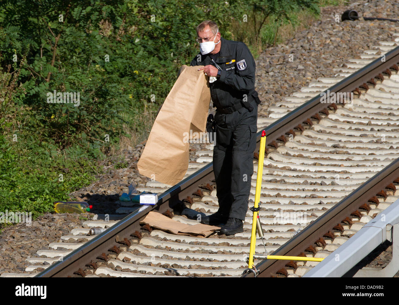 Gli ufficiali di polizia confiscare un dispositivo incendiario vicino alla stazione del treno Suedkreuz a Berlino, Germania, 13 ottobre 2011. L'agente incendiari descovered era il 13 ottobre 2011. Foto: Herbert Knosowski Foto Stock