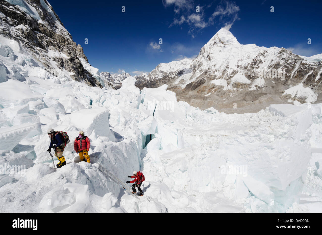 Gli alpinisti nel ghiacciaio Khumbu, Everest, Solu Khumbu Everest Regione, Parco Nazionale di Sagarmatha, sito UNESCO, Nepal Foto Stock