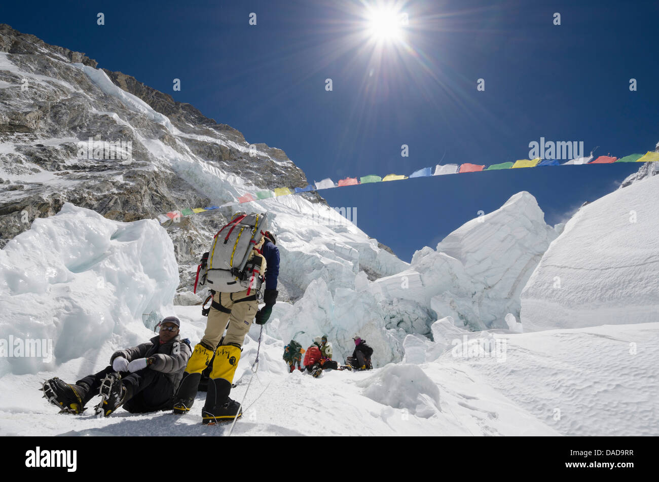 Gli alpinisti nel ghiacciaio Khumbu, Everest, Solu Khumbu Everest Regione, Parco Nazionale di Sagarmatha, sito UNESCO, Nepal Foto Stock