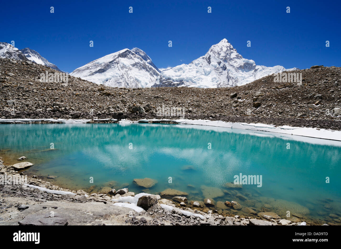 Il monte Everest, 8850m, e lago glaciale, Solu Khumbu Everest Regione, Parco Nazionale di Sagarmatha, sito UNESCO, Nepal Foto Stock