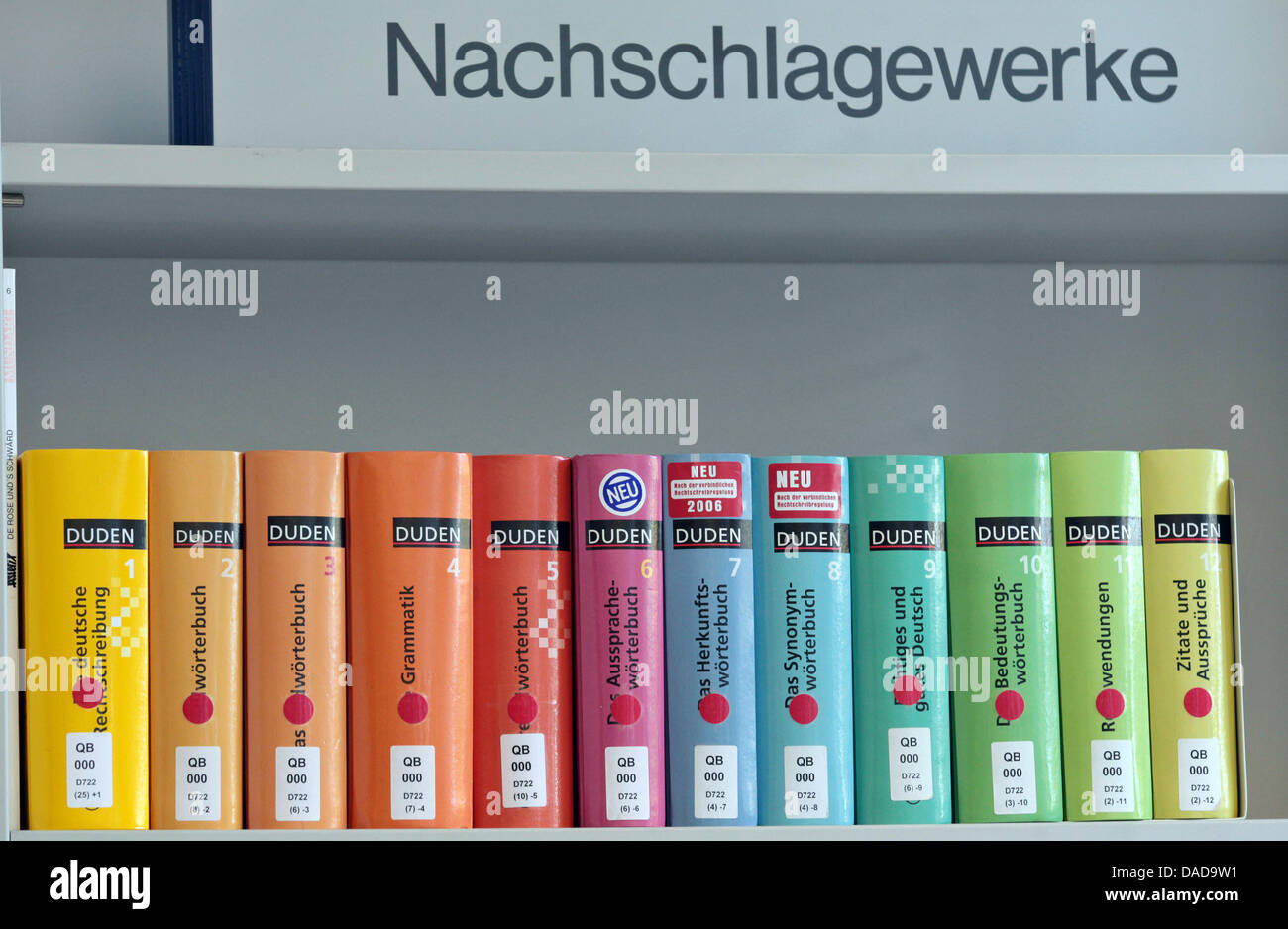 Libri di riferimento da Duden publisher sedersi su un ripiano della libreria a Leipzig Graduate School of Management (HHL), il solo privati business school in Germania orientale di Lipsia, in Germania, il 30 settembre 2011. L'università è stata fondata nel 1830, detiene come la culla della lingua tedesca di economia aziendale ed è uno dei leader di scuole di business in Europa oggi. Annualmente circa 300 studenti Foto Stock