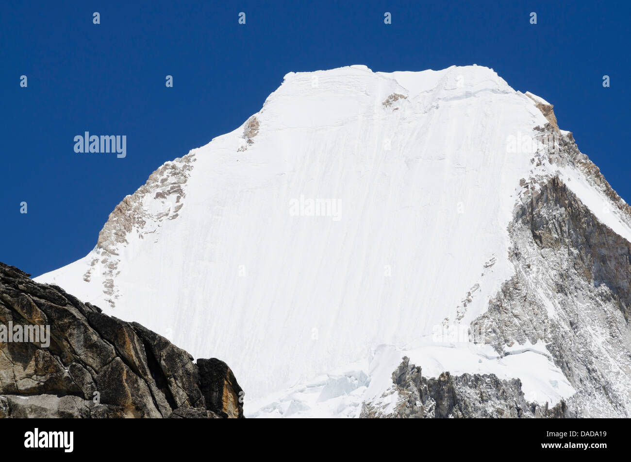 Montare Lingtren, 6714m, Solu Khumbu Everest Regione, Parco Nazionale di Sagarmatha, Sito Patrimonio Mondiale dell'UNESCO, Nepal, Himalaya, Asia Foto Stock