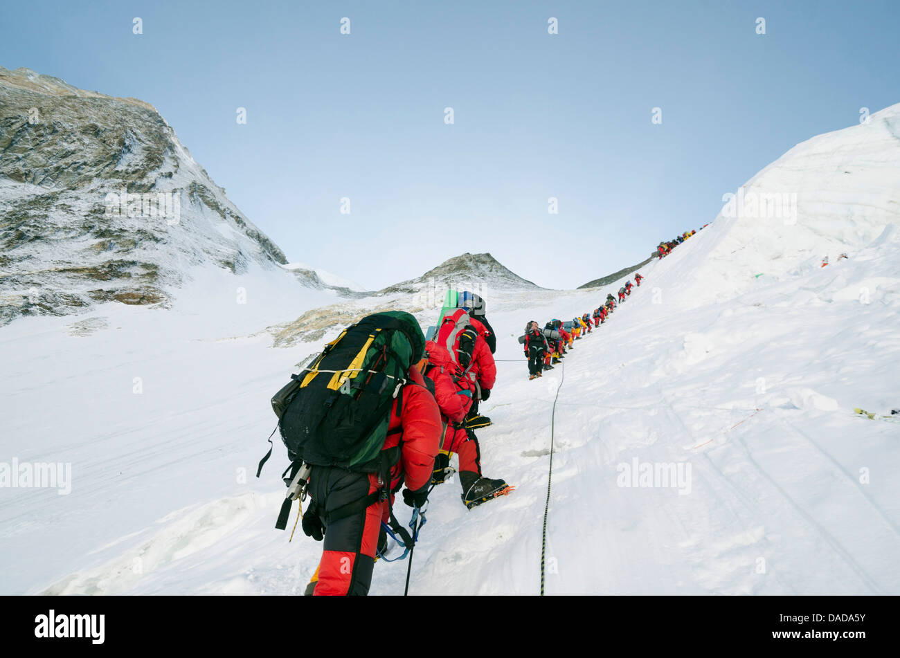 Una linea di arrampicatori sul Lhotse faccia, Everest, Solu Khumbu Everest Regione, Parco Nazionale di Sagarmatha, sito UNESCO, Nepal Foto Stock