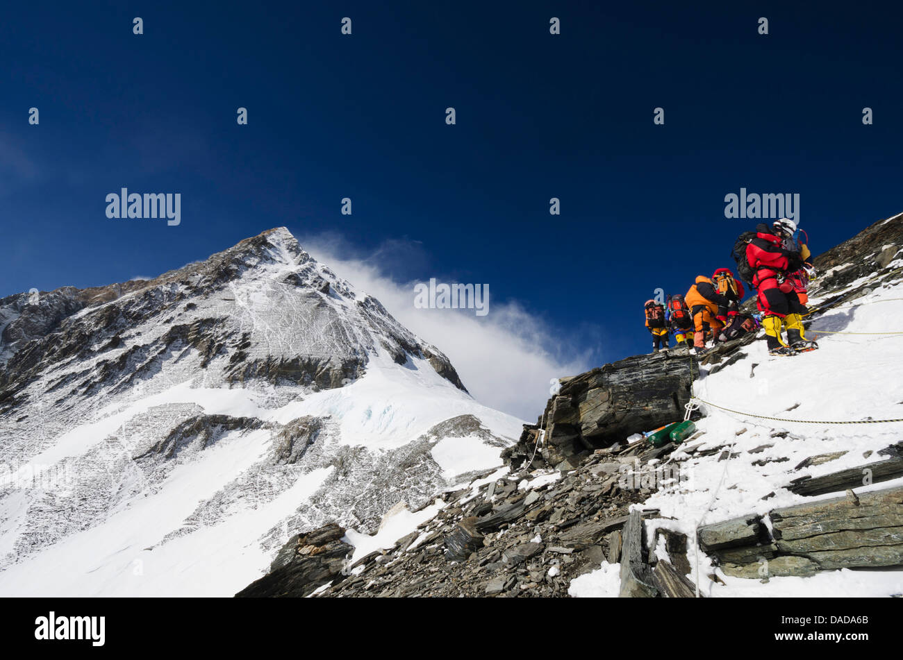 Gli alpinisti sullo sperone di Ginevra, Solu Khumbu Everest Regione, Parco Nazionale di Sagarmatha, Sito Patrimonio Mondiale dell'UNESCO, Nepal, Himalaya Foto Stock