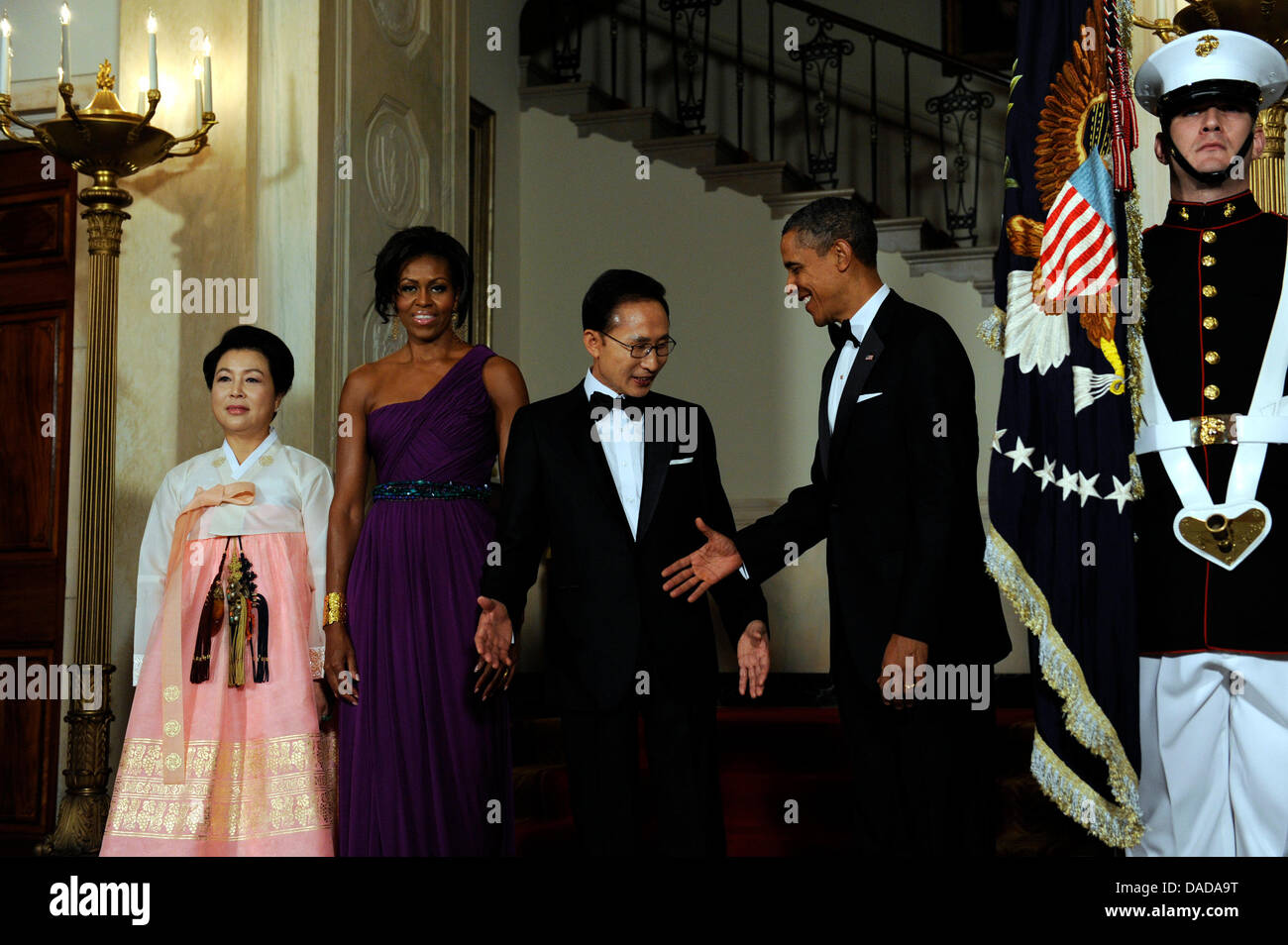 Il Presidente degli Stati Uniti Barack Obama e la First Lady Michelle Obama stand con il Presidente sud coreano Lee Myung-bak e Lee moglie Kim Yoon-ok nella sala a croce come essi arrivano a una cena di Stato alla Casa Bianca di Washington, DC giovedì 13 ottobre, 2011. La visita di stato viene solo un giorno dopo il congresso ha approvato un accordo di libero scambio con la Corea del Sud. .Credito: Roger L. Wollenbe Foto Stock