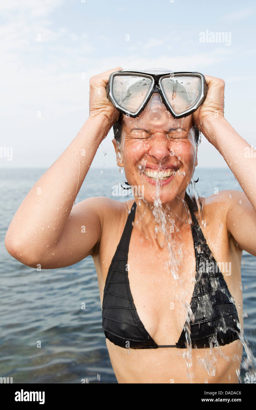 Donna in mare con maschera subacquea Foto Stock
