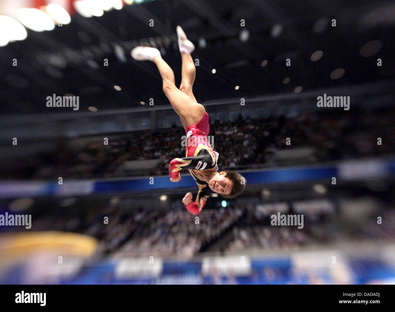 Medaglia d argento ginnasta Oksana Chusovitina di Germania esegue vaulting tabella durante la donna apparato individuale finale della XLIII ginnastica artistica Campionati del mondo al Metropolitan palestra in Tokyo, Giappone, 15 ottobre 2011. Foto: Friso Gentsch dpa +++(c) dpa - Bildfunk+++ Foto Stock