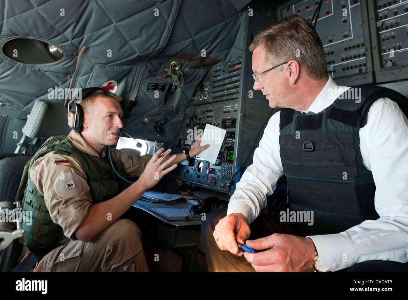 Bundespräsident Christian Wulff (r) unterhält sich am Sonntag (16.10.2011) Mit einem Navigator der Transall der Bundeswehr, als er von Termez nach Kabul (Afghanistan) fliegt. Es ist der erste Staatsbesuch eines deutschen Bundespräsidenten am Hindukusch Seit Jahren 44. Foto: Bundesregierung / Bergmann / Piscina Foto Stock