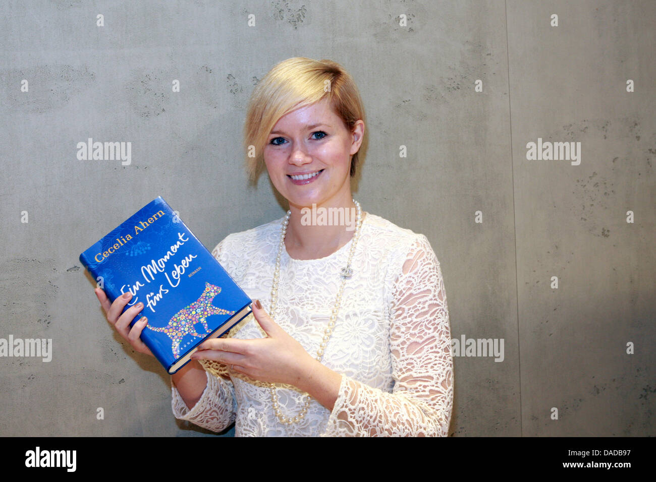 Lo scrittore irlandese Cecelia Ahern pone con il suo nuovo romanzo "Ein momento fuers Leben' ('il tempo della mia vita ') alla Fiera del Libro di Francoforte a Francoforte sul Meno, Germania, 16 ottobre 2011. Foto: Susannah Vergau V. Foto Stock