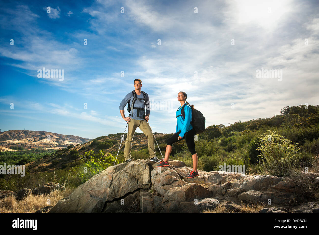 Gli escursionisti in piedi sulla roccia Foto Stock