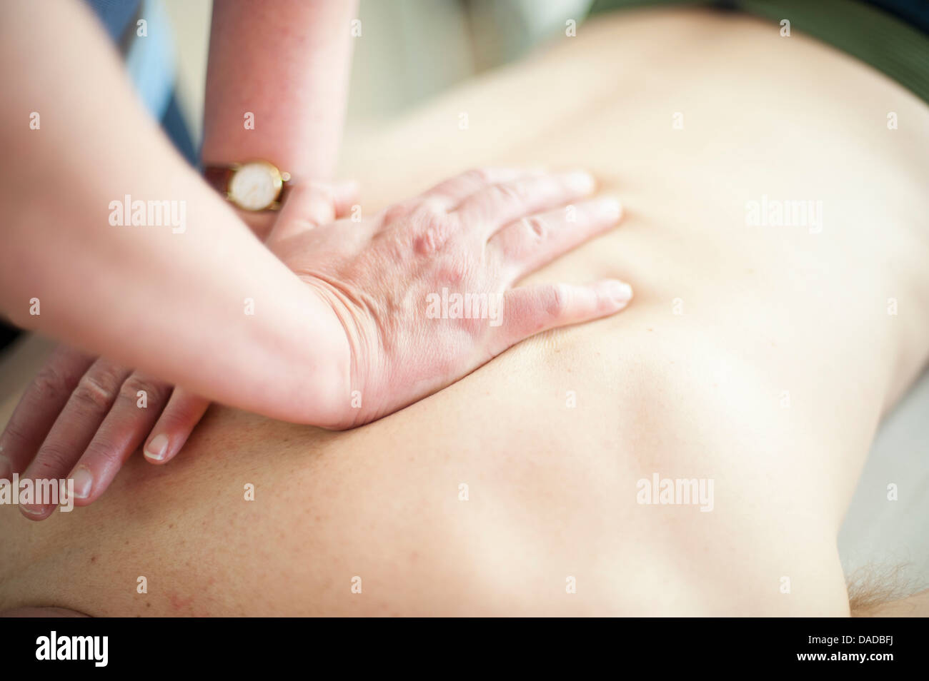 Close up di massaggio alla schiena Foto Stock