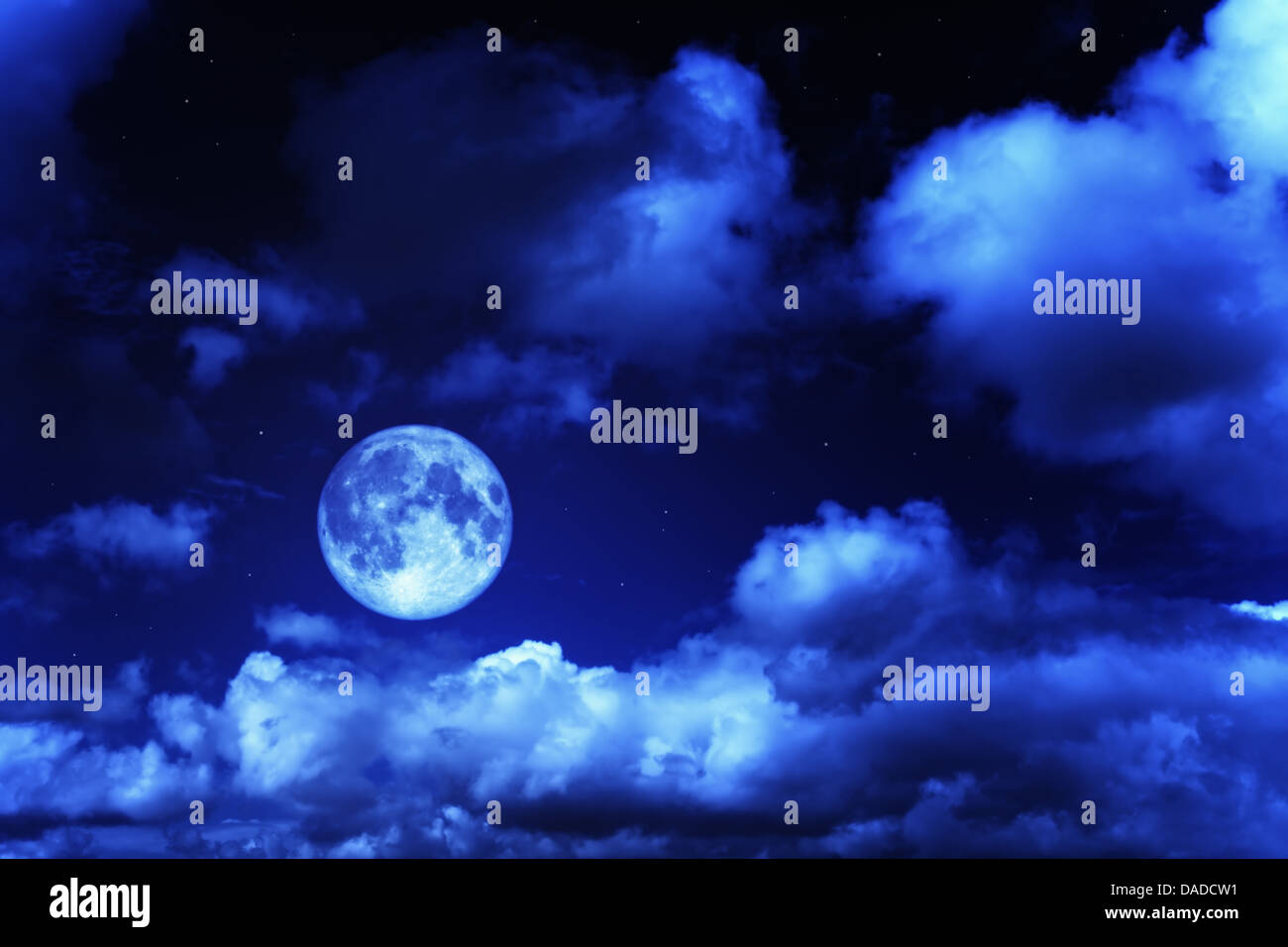 Tragica notte cielo con una luna piena e stelle brillanti Foto Stock