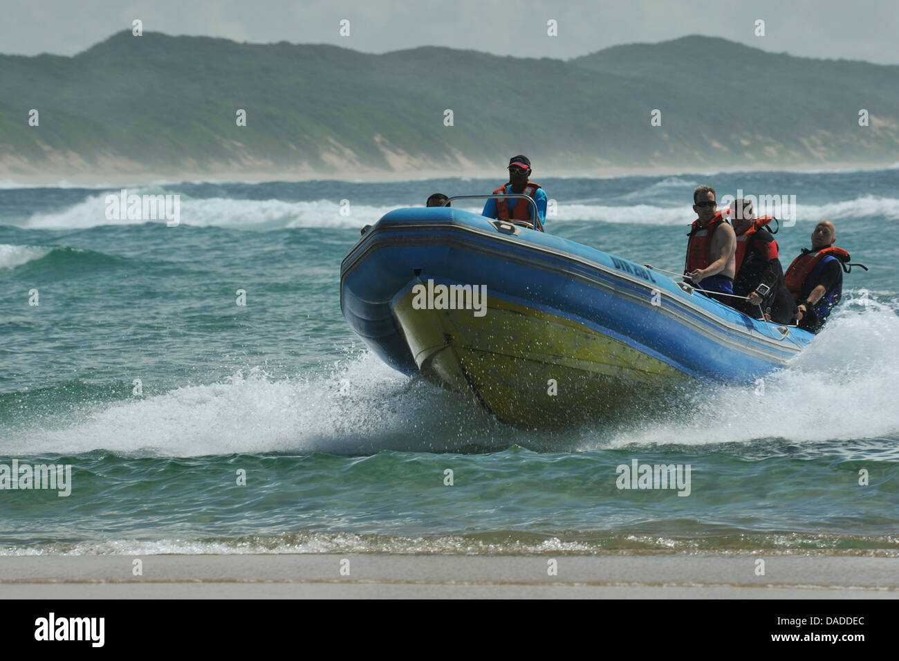 Immersioni subacquee, immersioni subacquee, mare, BARCA COSTOLETTA che si avvicina alla spiaggia, immersioni nella barriera corallina, Baia di Sodwana, KwaZulu-Natal, Sudafrica, sport estremi, luoghi del mondo, attività Foto Stock