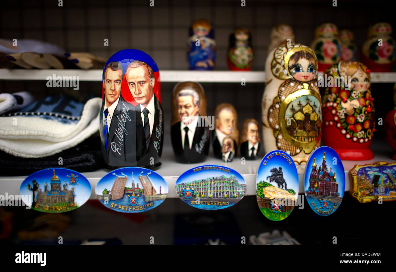 Matriosche nella foto con il Presidente russo Dmitry Medvedev (L) e il Primo Ministro russo Vladimir Putin sono offerti in un negozio di souvenir a San Pietroburgo, Russia, 03 ottobre 2011. Foto: Arno Burgi Foto Stock