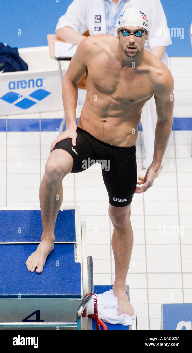 Noi nageur americano Michael Phelps è visto prima agli uomini della 200  metri dorso durante il nuoto corso breve di coppa del mondo a Berlino  (Germania), 23 ottobre 2011. Il corso breve