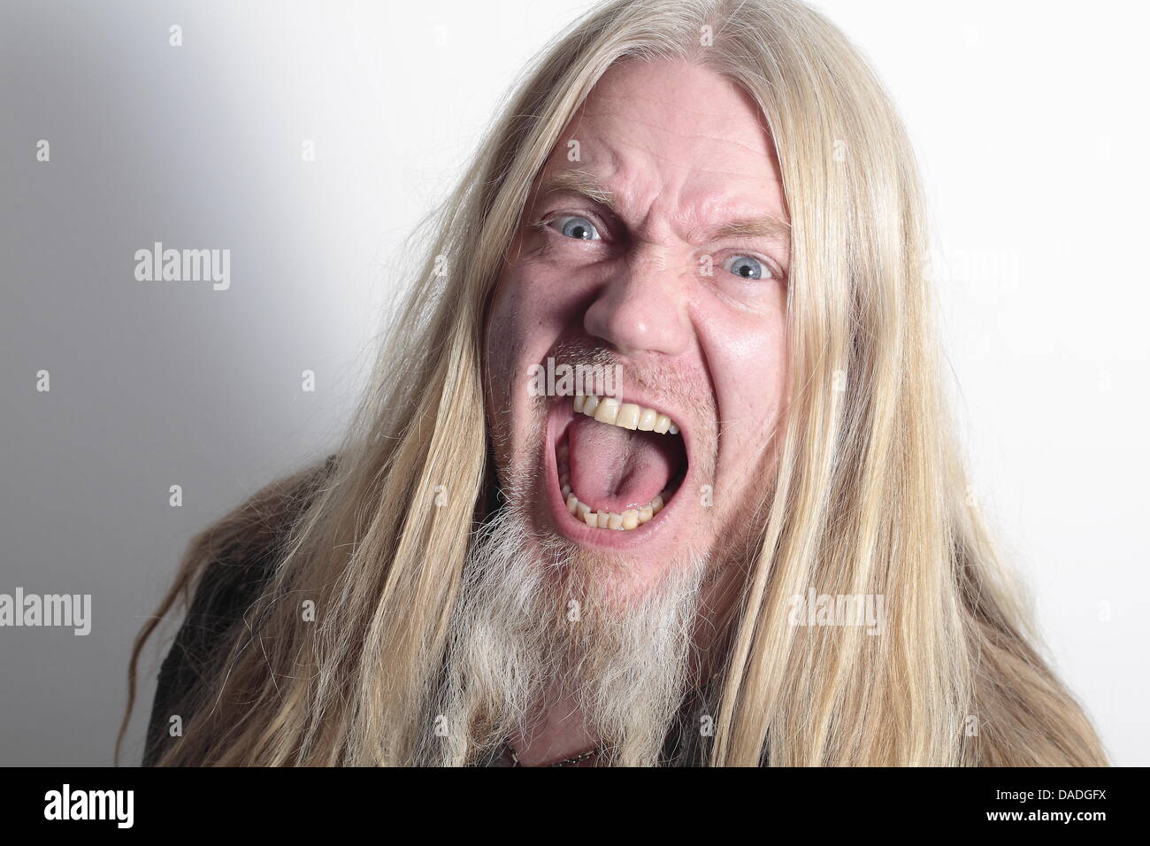 Bassista e cantante Marco Hietala del finlandese symphonic metal band "Nightwish' smorfie a Berlino (Germania), 21 ottobre 2011. Foto: Lutz Mueller-Bohlen Foto Stock