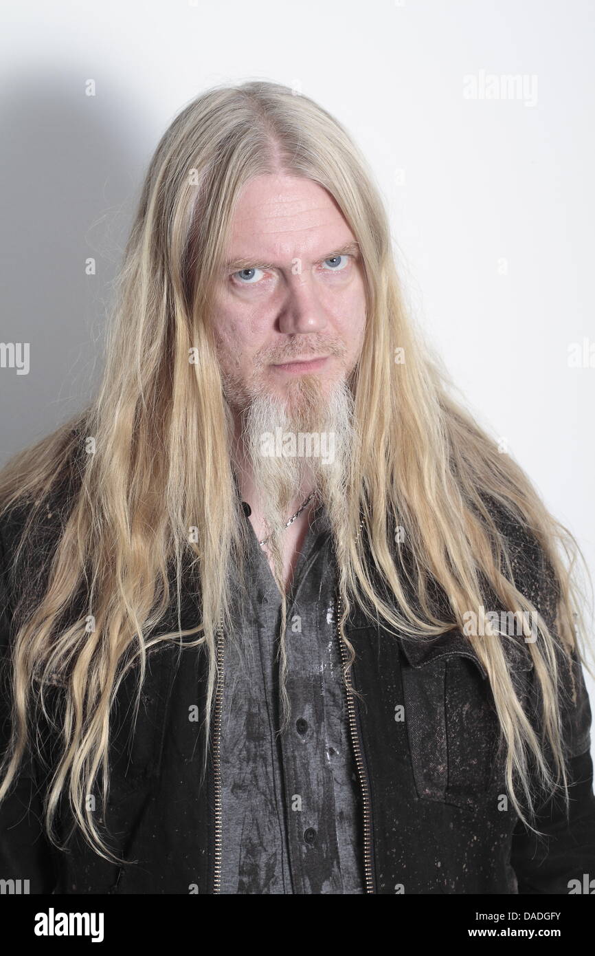 Bassista e cantante Marco Hietala del finlandese symphonic metal band "Nightwish' smorfie a Berlino (Germania), 21 ottobre 2011. Foto: Lutz Mueller-Bohlen Foto Stock