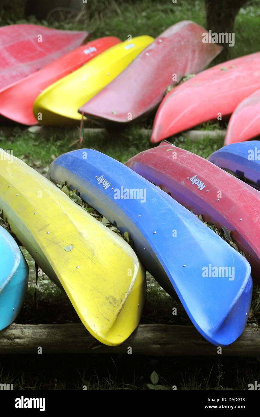 Numerose canoe colorati sono allineati in una barca a noleggio in Rheinsberg, Germania, 24 ottobre 2011. Foto: Bernd Settnik Foto Stock