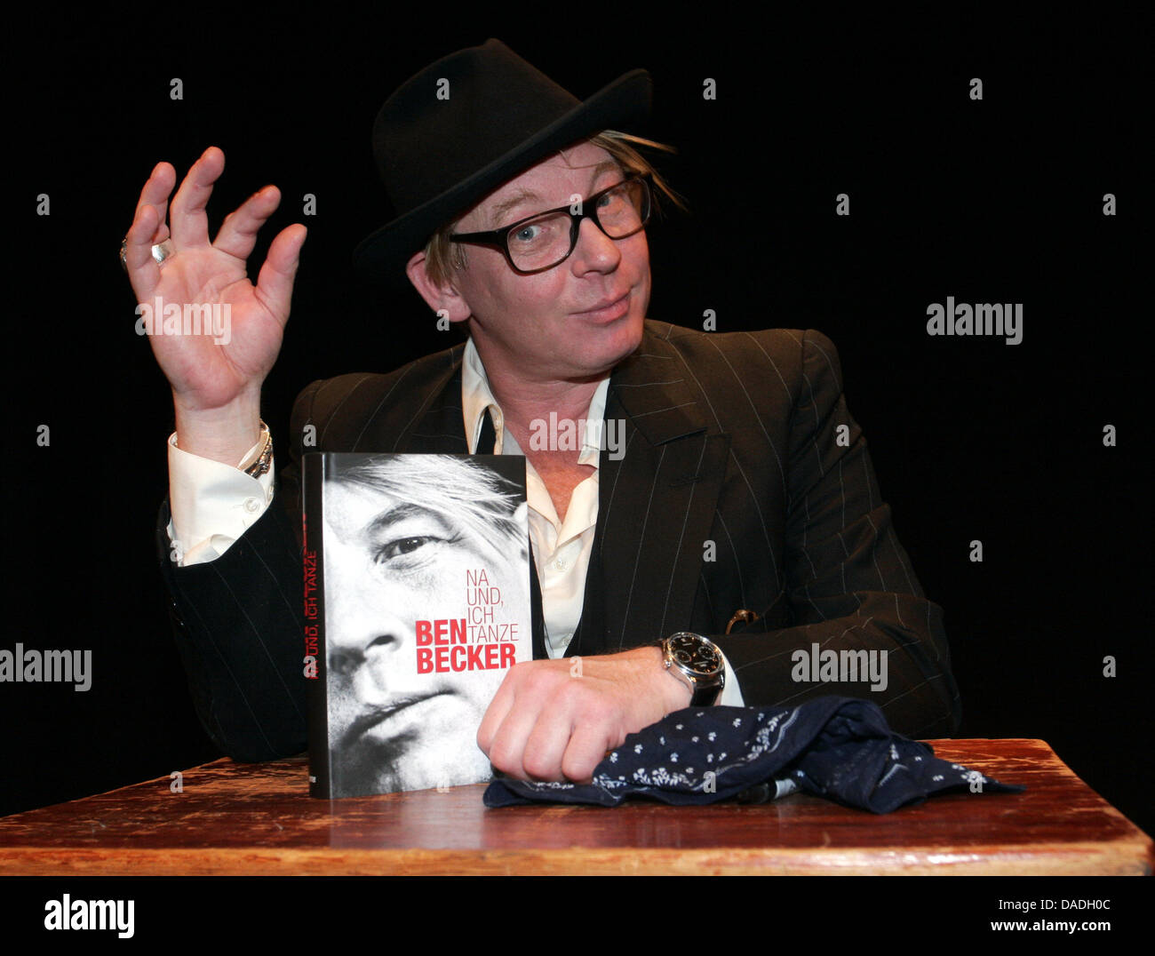 Attore Ben Becker presenta il suo libro "Na und ich tanze' all'Ensemble di Berlino a Berlino, Germania, 24 ottobre 2011. Foto: XAMAX Foto Stock