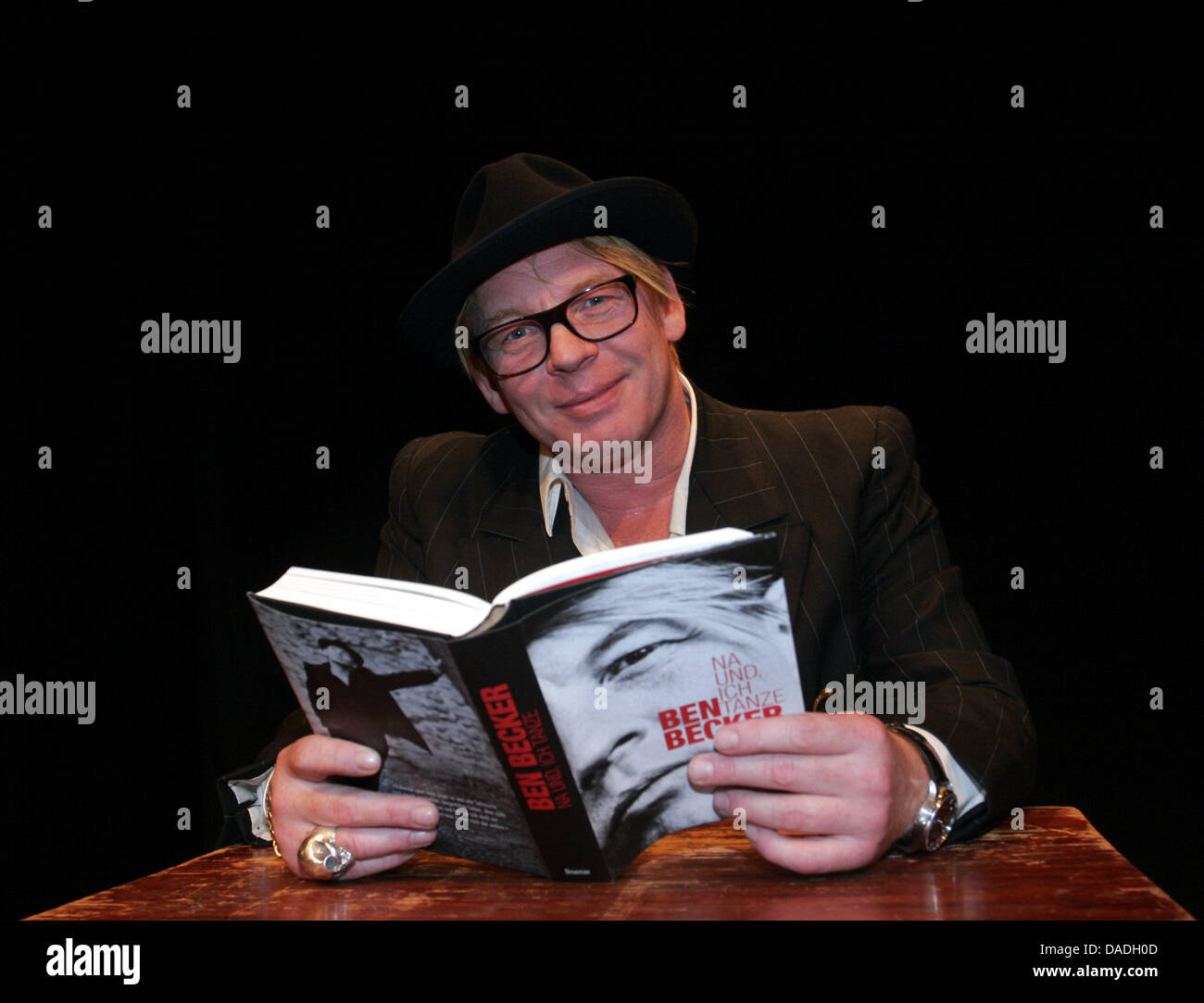 Attore Ben Becker presenta il suo libro "Na und ich tanze' all'Ensemble di Berlino a Berlino, Germania, 24 ottobre 2011. Foto: XAMAX Foto Stock