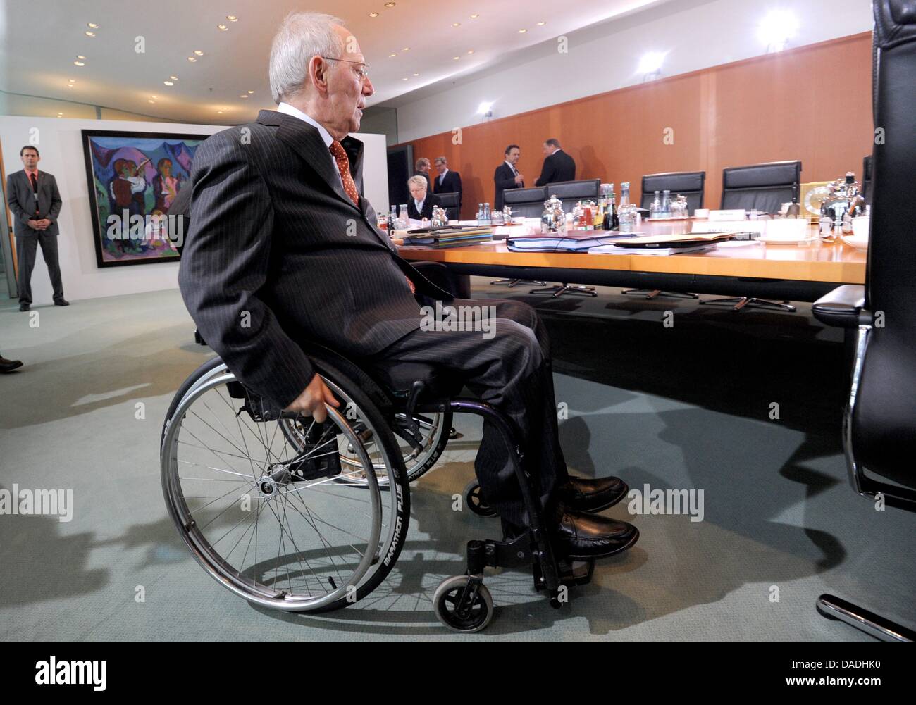 Finanze tedesco Wolfgang Schaeuble arriva alla riunione del gabinetto di Berlino, Germania, 26 ottobre 2011. Dopo il tedesco Paliarment voti dell'euro bailout (FSE) più tardi nella giornata, il cancelliere si recherà a Bruxelles per un vertice di crisi. Foto: Rainer Jensen Foto Stock