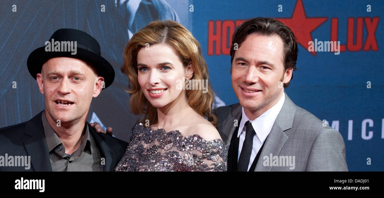 Attori Juergen Vogel (L-R), Thekla Reuten e Michael Bully Herbig arrivare per la premiere del film 'Hotel Lux' in corrispondenza del Cinestar su Potsdamer Platz di Berlino, Germania, 26 ottobre 2011. Il film racconta la storia del comico e Stalin impersonator Hans Zeisig, che hanno dovuto fuggire la Berlino nazista con documenti falsi nel 1938. Il film viene a tedesco cinema il 27 ottobre 2011. Foto: JOERG Foto Stock