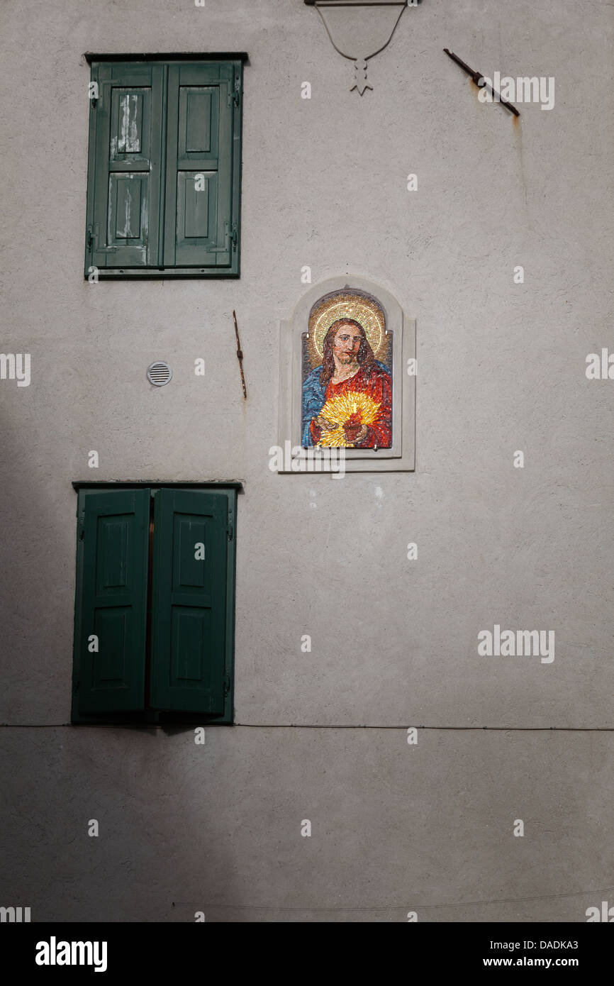 Mosaico con l immagine di Gesù e finestre in legno,Grado,Friuli,Italia Foto Stock