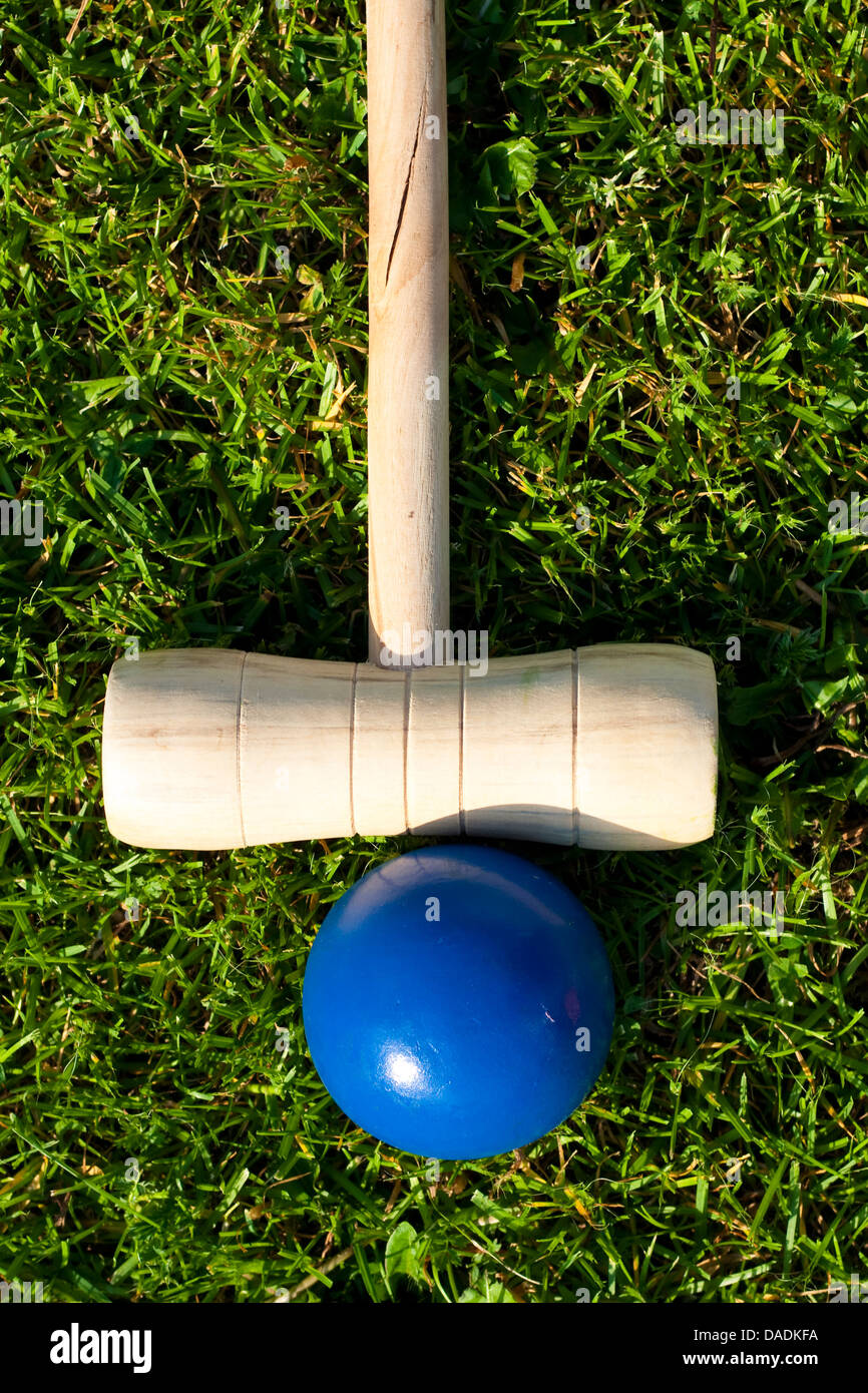 Stick per croquet e sfera blu a erba verde Foto Stock