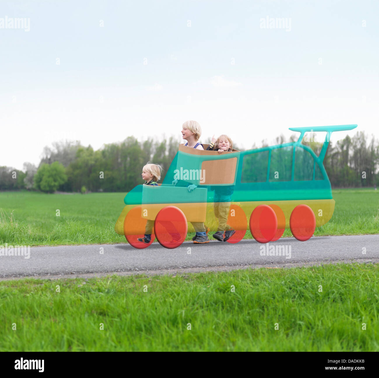 Bambini che giocano insieme nel modello di autobus Foto Stock