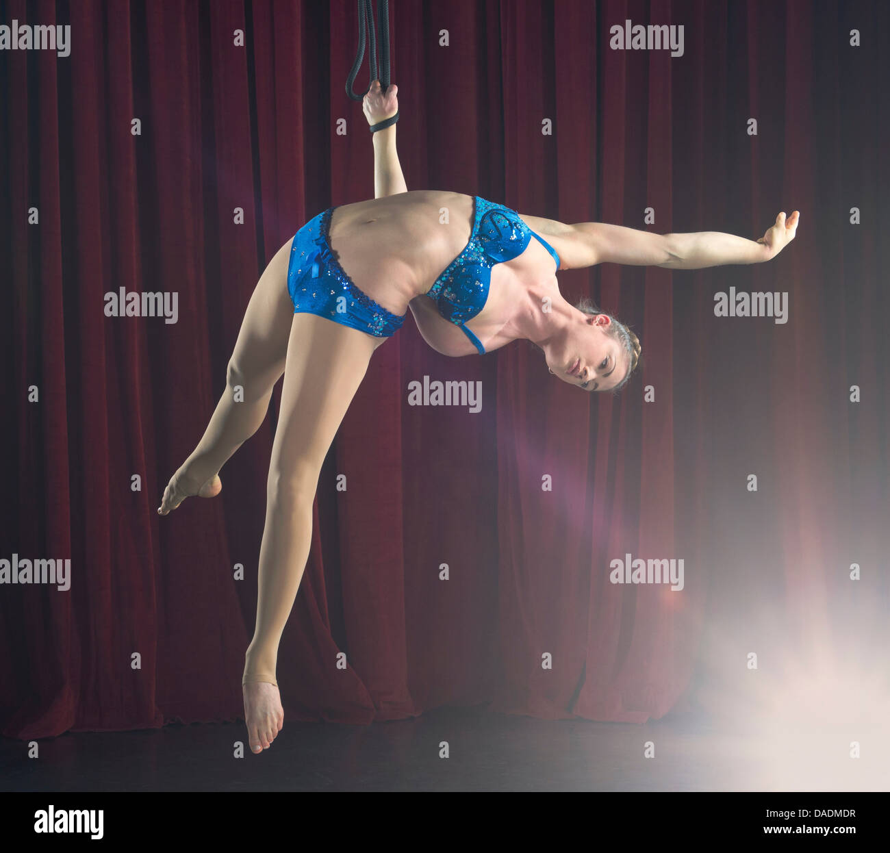Femmina trapezista eseguendo sulla fune Foto Stock