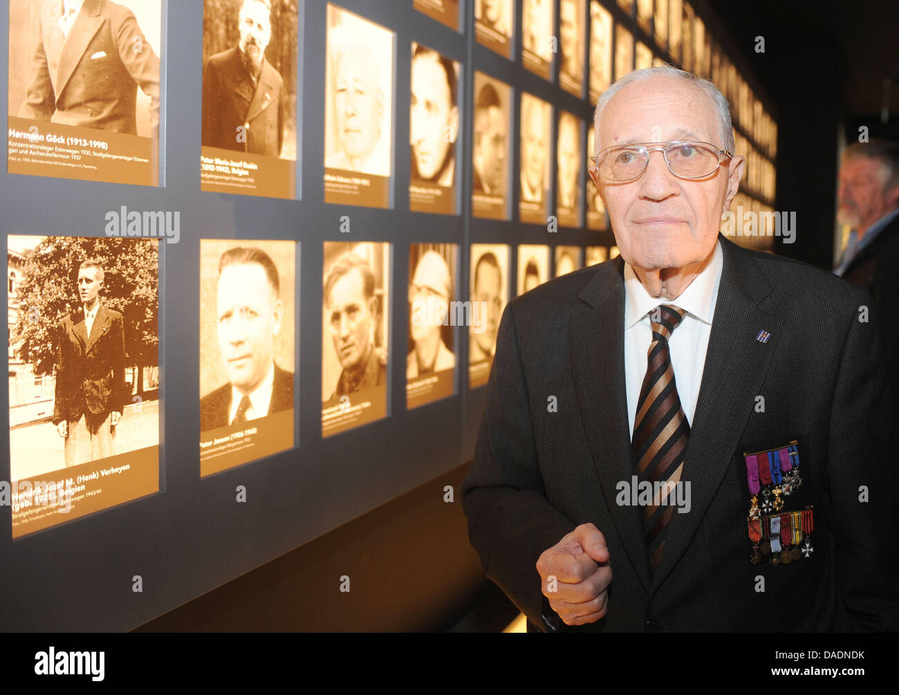 L'ex prigioniero del campo di concentramento Esterwegen, Hendrik Verheyen dal Belgio, visiti la mostra permanente e trova una foto di sé (L-fila inferiore), mostrato dopo il rilascio nel 1945, durante la cerimonia di apertura del memoriale Esterwegen, Germania, 31 ottobre 2011. Il memoriale è stato inaugurato come " luogo di commemorazione e propri pensieri". Foto: INGO WAG Foto Stock