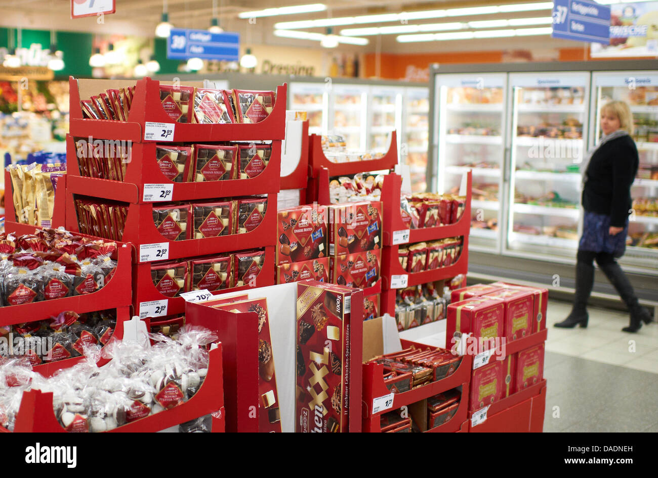 Caramella di Natale viene messo in vendita in un negozio di alimentari in Witten, Germania, 31 ottobre 2011. Il Natale è già iniziato nei supermercati. Foto: Bernd Thissen Foto Stock