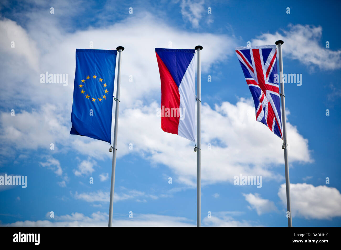 Outdoor unione europea, ceco e bandiera inglese - Blu cielo Foto Stock