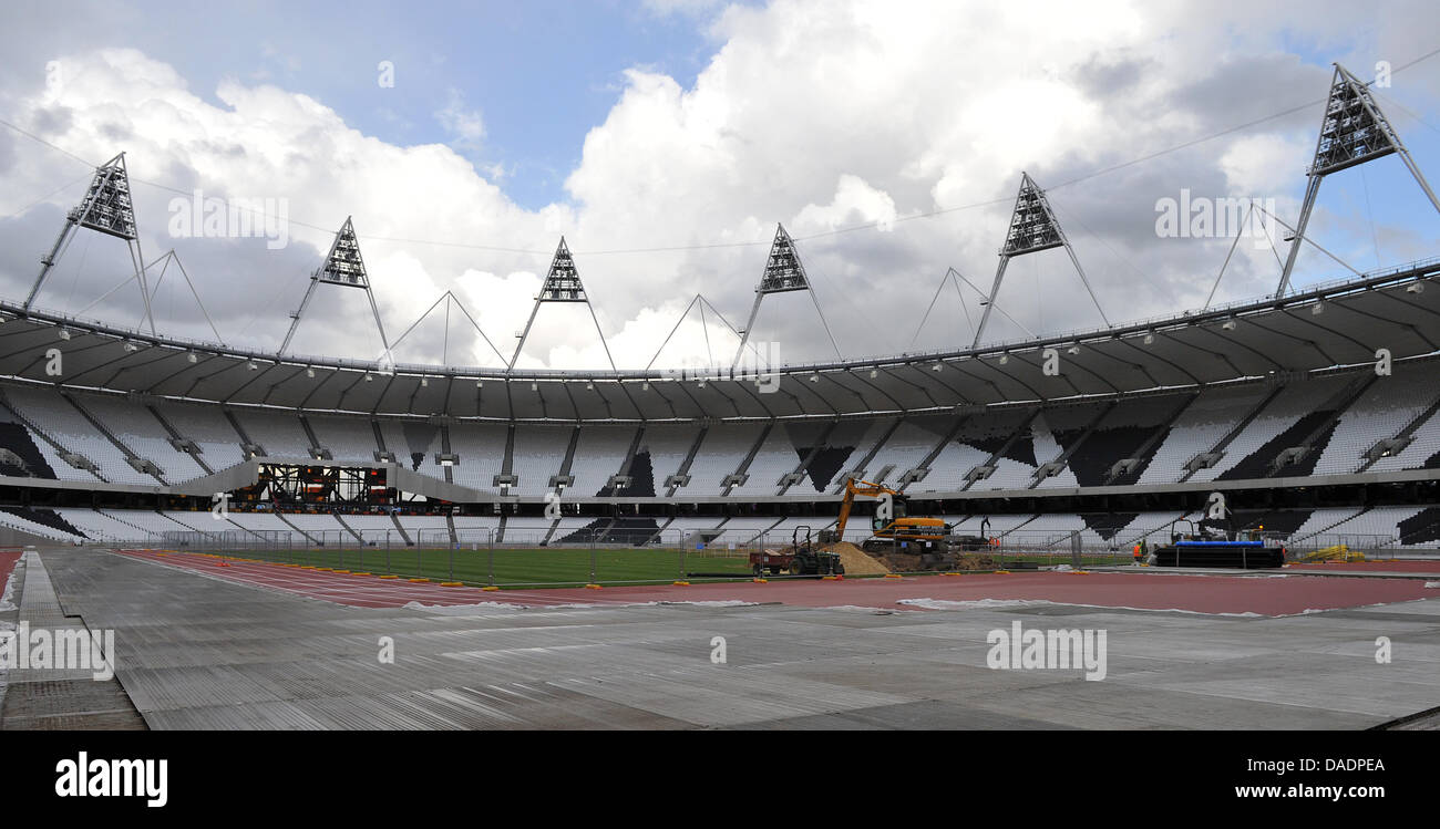 La costruzione si svolge presso lo Stadio Olimpico di Londra, Gran Bretagna, 25 ottobre 2011. Lo stadio ospiterà la apertura e la cerimonia di chiusura e la maggior parte di tenere traccia degli eventi delle Olimpiadi del 2012. Dal 27 luglio al 12 agosto 2012, i giochi olimpici estivi si svolgerà a Londra. Foto: Bernd von Jutrczenka Foto Stock