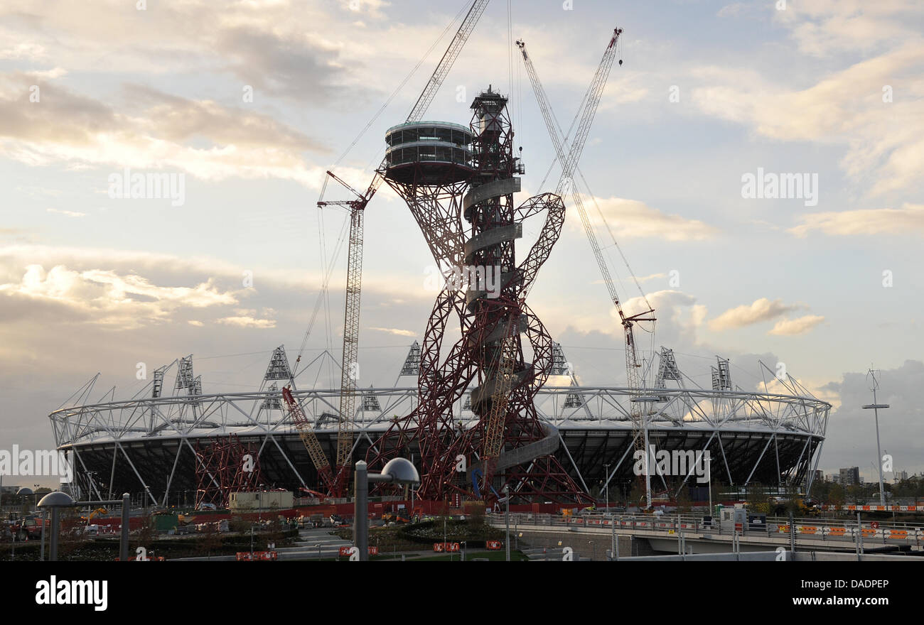 La costruzione si svolge presso lo Stadio Olimpico di Londra, Gran Bretagna, 25 ottobre 2011. Lo stadio ospiterà la apertura e la cerimonia di chiusura e la maggior parte di tenere traccia degli eventi delle Olimpiadi del 2012. Dal 27 luglio al 12 agosto 2012, i giochi olimpici estivi si svolgerà a Londra. Foto: Bernd von Jutrczenka Foto Stock