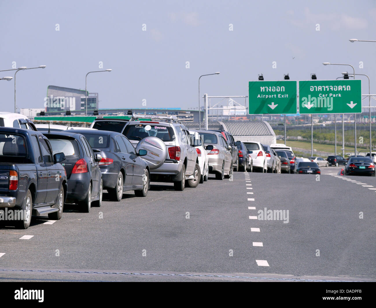 Centinaia di residenti di Bangkok provare a salvare le proprie vetture dal diluvio su una spalla dura dall'Aeroporto Suvarnabhumi di Bangkok, Thailandia, 30 ottobre 2011. Foto: Soeren Stache Foto Stock